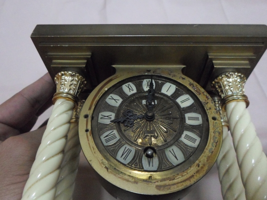 นาฬิกาไขลานตั้งโต๊ะเก่า