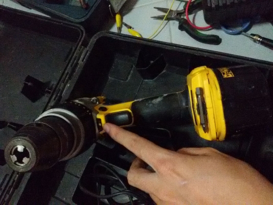 ขายสว่านไร้สาย Dewalt DCD950 18V  เจาะไม้ ปูน เหล็ก มีไฟส่องสว่าง แรง อึด ถึก