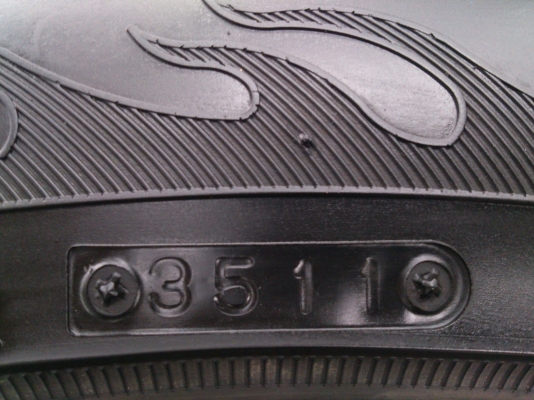 ขายแม็ก 6รูขอบ20 พร้อมยาง265/50R20 ยางปลายปี11 ดอกยางเต็มไม่แตกไม่ร้าวไม่กินข้างใช้งานน้อยมาก (สภาพแม็กยาง90\%) สวยๆ จำนวน 1 ชุด