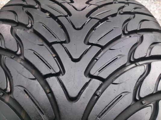 ขายแม็ก 6รูขอบ20 พร้อมยาง265/50R20 ยางปลายปี11 ดอกยางเต็มไม่แตกไม่ร้าวไม่กินข้างใช้งานน้อยมาก (สภาพแม็กยาง90\%) สวยๆ จำนวน 1 ชุด