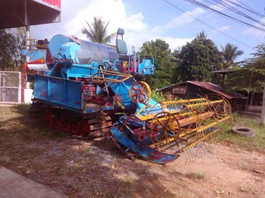 รถเกี่ยวข้าวพร้อมใช้งานเครื่อง EH700. 6สูบ แรงดีมากๆครับ