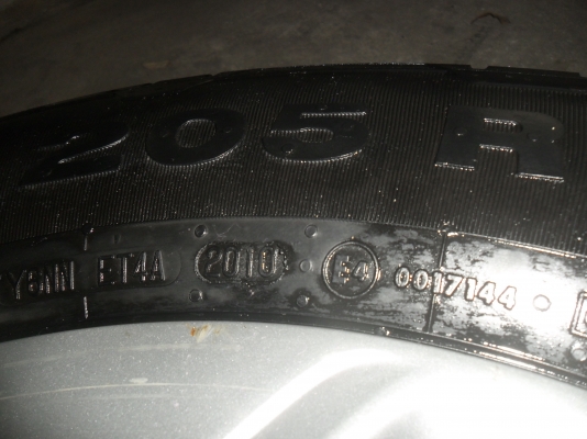 ล้อแม็ก 16นิ้ว 6รู เชฟ พร้อมยาง 205R16ปี10 สวยๆ 4 ล้อ ราคา 6900 บาท