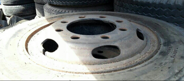 ยางพร้อมกะทะ 7.50 R20 8 น๊อต เก่าญี่ปุ่นมี 6 เส้น สภาพสวย ยางพร้อมกะทะ 7.50 R20 8 น๊อต เก่าญี่ปุ่นมี 6 เส้น สภาพสวย