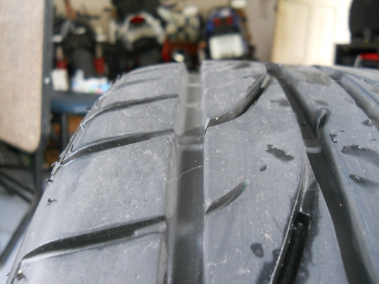 มีเส้นเดียว 225/40R18 Pinso สภาพใหม่