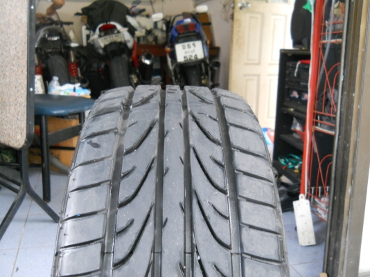 มีเส้นเดียว 225/40R18 Pinso สภาพใหม่