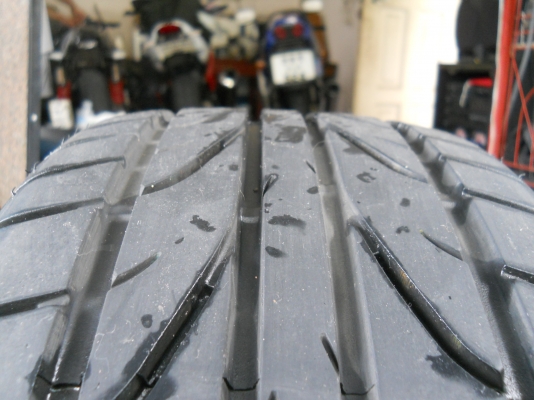 มีเส้นเดียว 225/40R18 Pinso สภาพใหม่