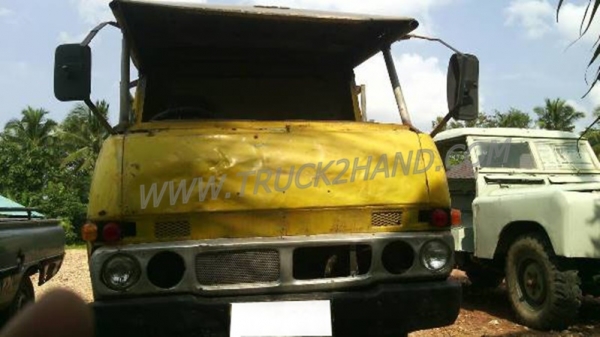 4 ล้อใหญ่ เครื่องนิสสัน ED30 เกียร์นิสสัน คาร์บอน 5เกียร์