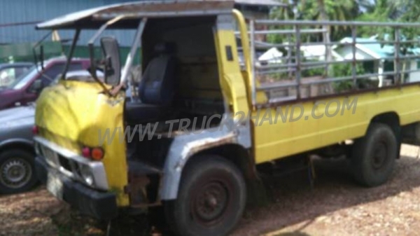 4 ล้อใหญ่ เครื่องนิสสัน ED30 เกียร์นิสสัน คาร์บอน 5เกียร์