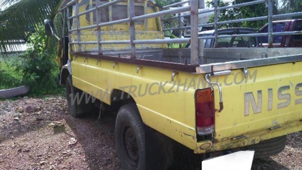 4 ล้อใหญ่ เครื่องนิสสัน ED30 เกียร์นิสสัน คาร์บอน 5เกียร์