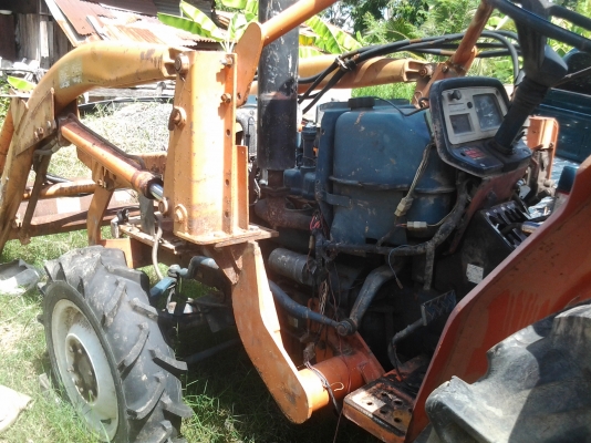 ขายตามสภาพรถไถคูโบต้า26มีตัวตักหน้ามีพาน5โฟวินด้วยมีฝาครอบยังไม่ได้ประกอบ