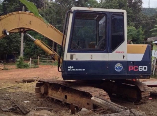 ขายด่วน KOMATSU PC 60-6 รถบอดี้สวยจัดครับ ไฟฟ้าครบ ภายในเก๋งสะอาด แอร์ ภายนอกบูมอาร์มสวยไม่มีปะไม่มีดาม ช่วงล่างแน่นดี โซ่บูทใบแทรกหนาดีประมาณ 70\% พร้อมทำงานได้เลยครับ เอกสารใบอินวอยซ์ ราคาต่อรองได้ครับ