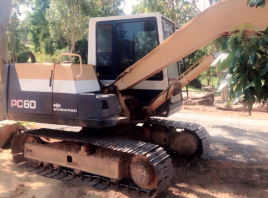 ขายด่วน KOMATSU PC 60-6 รถบอดี้สวยจัดครับ ไฟฟ้าครบ ภายในเก๋งสะอาด แอร์ ภายนอกบูมอาร์มสวยไม่มีปะไม่มีดาม ช่วงล่างแน่นดี โซ่บูทใบแทรกหนาดีประมาณ 70\% พร้อมทำงานได้เลยครับ เอกสารใบอินวอยซ์ ราคาต่อรองได้ครับ