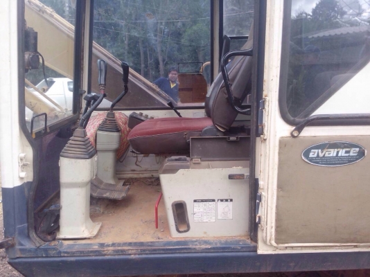 ขายด่วน KOMATSU PC 60-6 รถบอดี้สวยจัดครับ ไฟฟ้าครบ ภายในเก๋งสะอาด แอร์ ภายนอกบูมอาร์มสวยไม่มีปะไม่มีดาม ช่วงล่างแน่นดี โซ่บูทใบแทรกหนาดีประมาณ 70\% พร้อมทำงานได้เลยครับ เอกสารใบอินวอยซ์ ราคาต่อรองได้ครับ