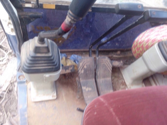 ขายด่วน KOMATSU PC 60-6 รถบอดี้สวยจัดครับ ไฟฟ้าครบ ภายในเก๋งสะอาด แอร์ ภายนอกบูมอาร์มสวยไม่มีปะไม่มีดาม ช่วงล่างแน่นดี โซ่บูทใบแทรกหนาดีประมาณ 70\% พร้อมทำงานได้เลยครับ เอกสารใบอินวอยซ์ ราคาต่อรองได้ครับ