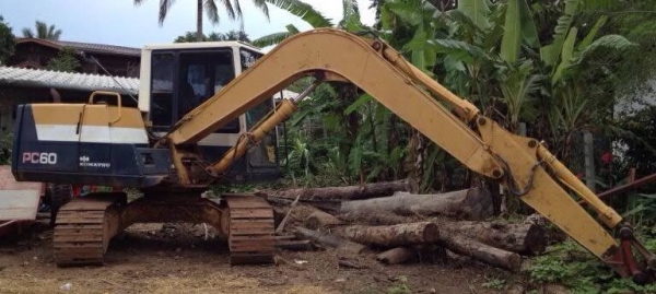 ขายด่วน KOMATSU PC 60-6 รถบอดี้สวยจัดครับ ไฟฟ้าครบ ภายในเก๋งสะอาด แอร์ ภายนอกบูมอาร์มสวยไม่มีปะไม่มีดาม ช่วงล่างแน่นดี โซ่บูทใบแทรกหนาดีประมาณ 70\% พร้อมทำงานได้เลยครับ เอกสารใบอินวอยซ์ ราคาต่อรองได้ครับ