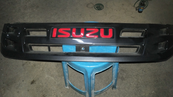 หน้ากระจังอีซุซุออนิวxซีริสของแท้ติดรถ