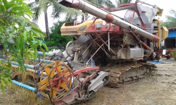 ขายเหมารถเกี่ยวข้าว 3 รายการ 1. ศักด์พัฒนา สตาร์บิ๊ก ปี 49