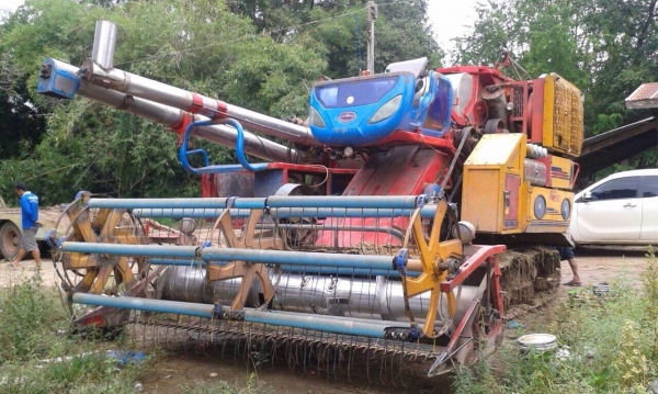 ขายเหมารถเกี่ยวข้าว 3 รายการ 1. ศักด์พัฒนา สตาร์บิ๊ก ปี 49