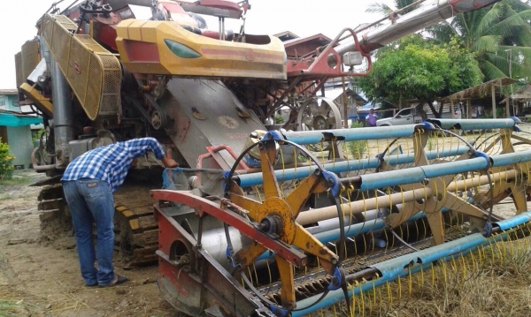 ขายเหมารถเกี่ยวข้าว 3 รายการ 1. ศักด์พัฒนา สตาร์บิ๊ก ปี 49