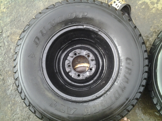 ขายยางรถจิ๊ปพร้อมล้อเก่านอก  ขนาด30x9.50R15  1 ชุด 4 เส้น 8500