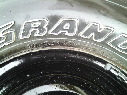 ขายยางรถจิ๊ปพร้อมล้อเก่านอก  ขนาด30x9.50R15  1 ชุด 4 เส้น 8500