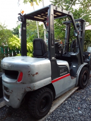 ขาย Nissan 3 ตัน ดีเซล เกียร์ออโต้เสา 3 เมตร ฟลูฟรี งาสไลน์  081-3535-948