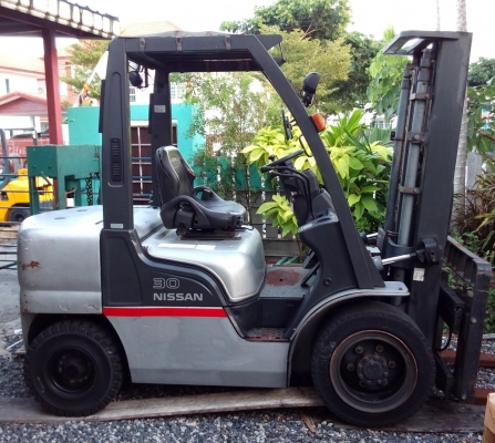 ขาย Nissan 3 ตัน ดีเซล เกียร์ออโต้เสา 3 เมตร ฟลูฟรี งาสไลน์  081-3535-948