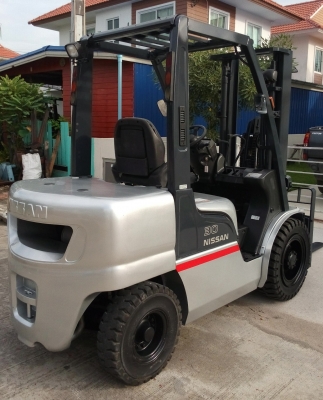 ขาย Nissan 3 ตัน ดีเซล เกียร์ออโต้เสา 3 เมตร ฟลูฟรี งาสไลน์  081-3535-948