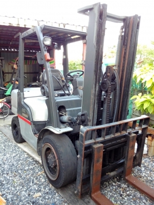 ขาย Nissan 3 ตัน ดีเซล เกียร์ออโต้เสา 3 เมตร ฟลูฟรี งาสไลน์  081-3535-948