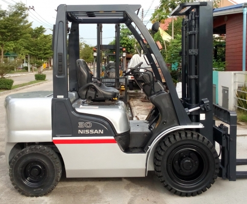 ขาย Nissan 3 ตัน ดีเซล เกียร์ออโต้เสา 3 เมตร ฟลูฟรี งาสไลน์  081-3535-948