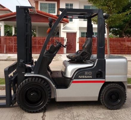 ขาย Nissan 3 ตัน ดีเซล เกียร์ออโต้เสา 3 เมตร ฟลูฟรี งาสไลน์  081-3535-948