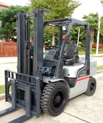 ขาย Nissan 3 ตัน ดีเซล เกียร์ออโต้เสา 3 เมตร ฟลูฟรี งาสไลน์  081-3535-948