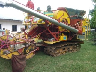 ขายรถเกี่ยวข้าวพร้อมเทรลเลอร์ 10 ล้อ เกษตรพัฒนา อุ้ม 2.5 ตัน รุ่นปลดหนี้ตัวใหญ่ ปี 53 พร้อมเทรลเลอร์ หลงฟูโซ้ 10 ล้อ 2 เพลา  หน้าเกียว 3 เมตร