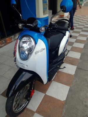 Honda Scoopy i ปี 2555 สีขาว น้ำเงิน ลาย Active Boy รถสวย ประหยัดน้ำมัน Honda Scoopy i ปี 2555 สีขาว น้ำเงิน ลาย Active Boy รถสวย ประหยัดน้ำมัน
