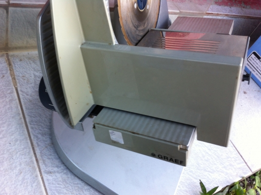 เครื่องสไลด์ยี่ห้อ GRAEFของเยรมัน หั่น เนื้อ พืชผัก ให้เป็นชิ้นตามขนาดความหนาบางที่ต้องการได้ ได้งานที่เร็ว