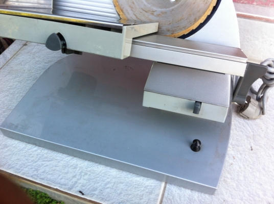 เครื่องสไลด์ยี่ห้อ GRAEFของเยรมัน หั่น เนื้อ พืชผัก ให้เป็นชิ้นตามขนาดความหนาบางที่ต้องการได้ ได้งานที่เร็ว