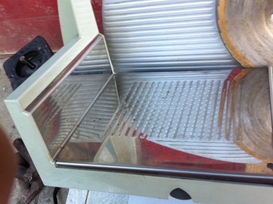 เครื่องสไลด์ยี่ห้อ GRAEFของเยรมัน หั่น เนื้อ พืชผัก ให้เป็นชิ้นตามขนาดความหนาบางที่ต้องการได้ ได้งานที่เร็ว