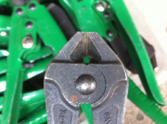 คีมตัดด้ามเขียวยาว ผลิตญี่ปุ่น มีการช่วยผ่อนแรงในการตัด มีปุ่มล๊อกได้ ปรับตั้งระยะการตัดได้ มือสองคัดแลัวสภาพสวย คม ตัวคีมแข็ง