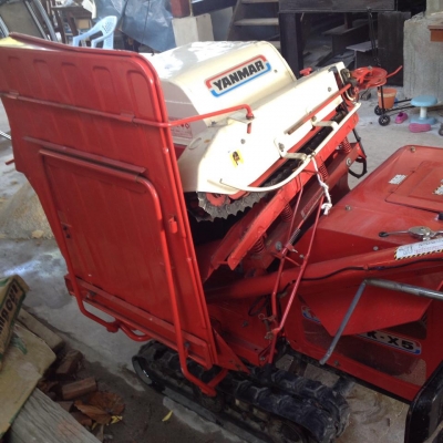 รถนวดข้าวเดินตาม เก่าญี่ปุ่น YANMAR  สภาพอย่างสวย เครื่องยนต์เบนซิน ขนาด 5.00 Hp. เป็นแทรคยาง  มีเกียร์ เดินหน้า 4 เกียร์ ถอยหลัง 1 เกียร์ นวดข้าวเร็ว ง่าย เคลี่อนย้ายง่าย มีรอบปรับ speed ทำงานสะดวก คล่องตัว ทนทาน เครื่องยนต์ติดง่าย