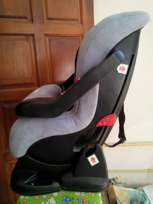 เบาะที่นั่งเด็กเล็กพร้อมเซฟตี้ในตัว