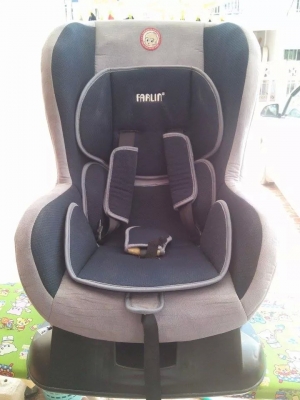 เบาะที่นั่งเด็กเล็กพร้อมเซฟตี้ในตัว