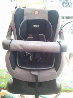 เบาะที่นั่งเด็กเล็กพร้อมเซฟตี้ในตัว