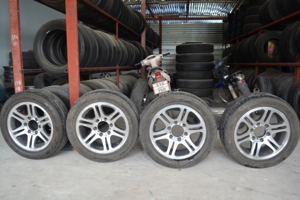 แม๊ก พร้อมยาง ขอบ 16 ยางปี 2013 ถูกๆ 11000 บาท ไม่ได้ล้างครับกำลังถอดออก  ครูเจมส์ 0821287055