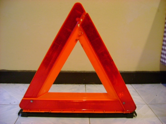 ป้ายสามเหลี่ยมสะท้อนแสงของญี่ปุ่น