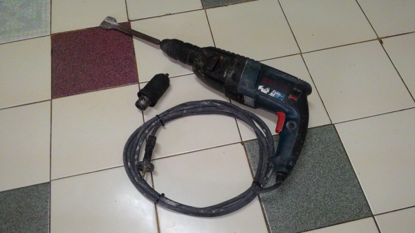 ขายสว่านแย็กโรตารี่3ระบบถอดเปลี่ยนหัวได้รุ่นใหญ่ยี่ห้อBoschรุ่นGBH2-26DFRของแท้สภาพเดิมๆทนๆครับ