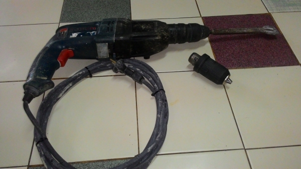 ขายสว่านแย็กโรตารี่3ระบบถอดเปลี่ยนหัวได้รุ่นใหญ่ยี่ห้อBoschรุ่นGBH2-26DFRของแท้สภาพเดิมๆทนๆครับ