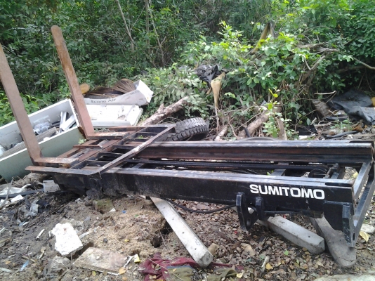 ขายเสาโฟคลิฟท์2.5 ตัน และ 2 ตัน อุปกรณ์ครบ เสาสูง4เมตร ขาย 15000 บาทครับ