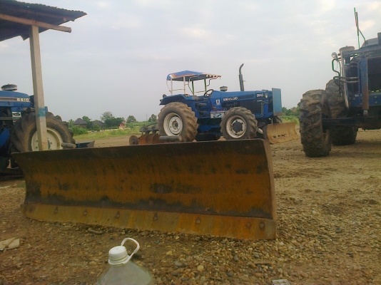 ขายใบดันหน้ารถไถFord  7ฟุต  ใบดันอย่างเดียว สภาพสวยสนใจ0810076640