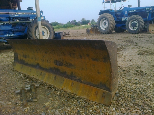 ขายใบดันหน้ารถไถFord  7ฟุต  ใบดันอย่างเดียว สภาพสวยสนใจ0810076640