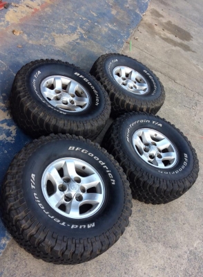 ขายยาง BF MUD 33-12.5-15 พร้อมล้อ แมก ไทเก้อ  ถูกๆครับ